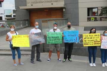 Concentración a las puertas de los juzgados de Telde por una ley antiokupas/TA.